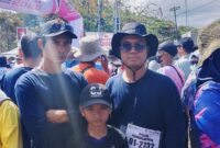 Zaenal Abidin (memakai kaca mata) bersama koleganya dari desa Tegalwangi saat ditemui di garis start Tanggul. Foto: Istimewa.