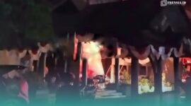 Pemadam Kebakaran saat memadamkan api di Kantor Taman Nasional Meru Betiri (TNMB) di Jalan Sriwijaya, Kelurahan Karangrejo, Kecamatan Sumbersari, Jember (Foto: Istimewa). 