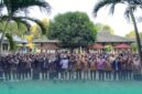 Foto bersama dekanat bersama mahasisw baru, saat apel pembukaan Pengenalan Budaya Akademik dan Kemahasiswaan (PBAK) Fakultas Dakwah UIN KHAS Jember (Foto: Istimewa). 