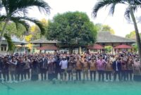 Foto bersama dekanat bersama mahasisw baru, saat apel pembukaan Pengenalan Budaya Akademik dan Kemahasiswaan (PBAK) Fakultas Dakwah UIN KHAS Jember (Foto: Istimewa).