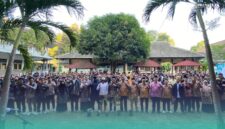 Foto bersama dekanat bersama mahasisw baru, saat apel pembukaan Pengenalan Budaya Akademik dan Kemahasiswaan (PBAK) Fakultas Dakwah UIN KHAS Jember (Foto: Istimewa). 