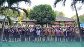 Foto bersama dekanat bersama mahasisw baru, saat apel pembukaan Pengenalan Budaya Akademik dan Kemahasiswaan (PBAK) Fakultas Dakwah UIN KHAS Jember (Foto: Istimewa). 