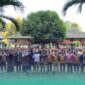 Foto bersama dekanat bersama mahasisw baru, saat apel pembukaan Pengenalan Budaya Akademik dan Kemahasiswaan (PBAK) Fakultas Dakwah UIN KHAS Jember (Foto: Istimewa). 
