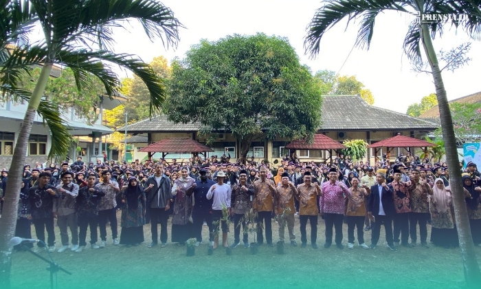 Foto bersama dekanat bersama mahasisw baru, saat apel pembukaan Pengenalan Budaya Akademik dan Kemahasiswaan (PBAK) Fakultas Dakwah UIN KHAS Jember (Foto: Istimewa). 