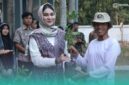Ketua Komunitas Sahabat Alam Jember, Parmuji (kanan),bersama mahasiswa baru Fakultas Dakwah UIN KHAS Jember (Foto: Humas Fada UIN KHAS). 