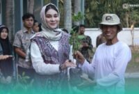 Ketua Komunitas Sahabat Alam Jember, Parmuji (kanan),bersama mahasiswa baru Fakultas Dakwah UIN KHAS Jember (Foto: Humas Fada UIN KHAS). 