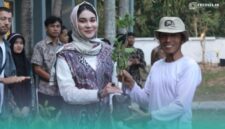 Ketua Komunitas Sahabat Alam Jember, Parmuji (kanan),bersama mahasiswa baru Fakultas Dakwah UIN KHAS Jember (Foto: Humas Fada UIN KHAS). 
