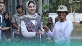 Ketua Komunitas Sahabat Alam Jember, Parmuji (kanan),bersama mahasiswa baru Fakultas Dakwah UIN KHAS Jember (Foto: Humas Fada UIN KHAS). 