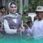 Ketua Komunitas Sahabat Alam Jember, Parmuji (kanan),bersama mahasiswa baru Fakultas Dakwah UIN KHAS Jember (Foto: Humas Fada UIN KHAS). 