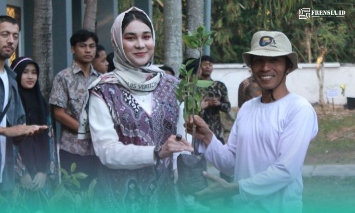 Ketua Komunitas Sahabat Alam Jember, Parmuji (kanan),bersama mahasiswa baru Fakultas Dakwah UIN KHAS Jember (Foto: Humas Fada UIN KHAS). 