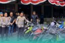 Kapolsek Jember., AKBP Alaiddin bersama Kasatreskrim Polres Jember, AKP Ario Senopati Joyonegoro (kanan), saat menunjukkan barang bukti (Foto: Sigit/Frensia). 