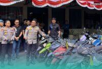 Kapolsek Jember., AKBP Alaiddin bersama Kasatreskrim Polres Jember, AKP Ario Senopati Joyonegoro (kanan), saat menunjukkan barang bukti (Foto: Sigit/Frensia). 
