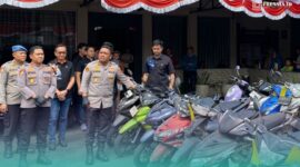 Kapolsek Jember., AKBP Alaiddin bersama Kasatreskrim Polres Jember, AKP Ario Senopati Joyonegoro (kanan), saat menunjukkan barang bukti (Foto: Sigit/Frensia). 