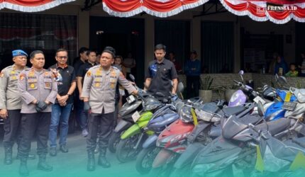Kapolsek Jember., AKBP Alaiddin bersama Kasatreskrim Polres Jember, AKP Ario Senopati Joyonegoro (kanan), saat menunjukkan barang bukti (Foto: Sigit/Frensia).