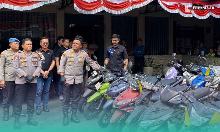 Kapolsek Jember., AKBP Alaiddin bersama Kasatreskrim Polres Jember, AKP Ario Senopati Joyonegoro (kanan), saat menunjukkan barang bukti (Foto: Sigit/Frensia). 