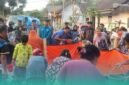 Mahasiswa Baru (Maba) Fakultas Tarbiyah dan Ilmu Keguruan (FTIK) UIN KHAS Jember, saat menyalurkan bantuan air bersih pada masyarakat Dusun Curah Suko, Desa Kaliwining, Kecamatan Rambipuji, Kabupaten Jember, pada Selasa (1/9/2026). (Foto: Humas FTIK UIN KHAS). 