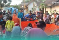 Mahasiswa Baru (Maba) Fakultas Tarbiyah dan Ilmu Keguruan (FTIK) UIN KHAS Jember, saat menyalurkan bantuan air bersih pada masyarakat Dusun Curah Suko, Desa Kaliwining, Kecamatan Rambipuji, Kabupaten Jember, pada Selasa (1/9/2026). (Foto: Humas FTIK UIN KHAS). 