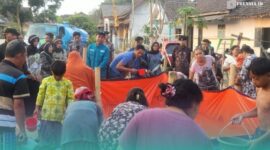 Mahasiswa Baru (Maba) Fakultas Tarbiyah dan Ilmu Keguruan (FTIK) UIN KHAS Jember, saat menyalurkan bantuan air bersih pada masyarakat Dusun Curah Suko, Desa Kaliwining, Kecamatan Rambipuji, Kabupaten Jember, pada Selasa (1/9/2026). (Foto: Humas FTIK UIN KHAS). 
