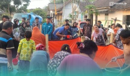 Mahasiswa Baru (Maba) Fakultas Tarbiyah dan Ilmu Keguruan (FTIK) UIN KHAS Jember, saat menyalurkan bantuan air bersih pada masyarakat Dusun Curah Suko, Desa Kaliwining, Kecamatan Rambipuji, Kabupaten Jember, pada Selasa (1/9/2026) (Foto: Humas FTIK UIN KHAS).