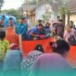 Mahasiswa Baru (Maba) Fakultas Tarbiyah dan Ilmu Keguruan (FTIK) UIN KHAS Jember, saat menyalurkan bantuan air bersih pada masyarakat Dusun Curah Suko, Desa Kaliwining, Kecamatan Rambipuji, Kabupaten Jember, pada Selasa (1/9/2026). (Foto: Humas FTIK UIN KHAS). 