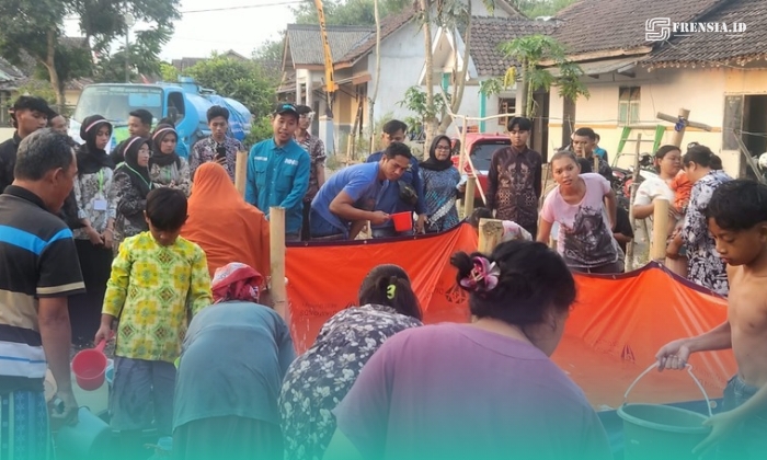 Mahasiswa Baru (Maba) Fakultas Tarbiyah dan Ilmu Keguruan (FTIK) UIN KHAS Jember, saat menyalurkan bantuan air bersih pada masyarakat Dusun Curah Suko, Desa Kaliwining, Kecamatan Rambipuji, Kabupaten Jember, pada Selasa (1/9/2026). (Foto: Humas FTIK UIN KHAS). 