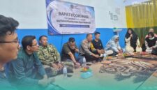 Pihak pemilik dapur bersama pegawai SPPG Karangsono, Bangsalsari, Jember, saat melakukan  rapat koordinasi pasca dilakukan evaluasi oleh Satgas MBG Kabupaten Jember. (Foto: Istimewa). 