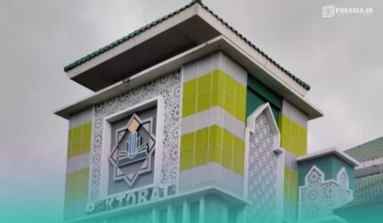 Penampakan dari depan Gedung Rektorat UIN KHAS Jember (Foto: Fadli/Frensia).