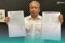 Deputi Investigasi dan Penindakan GCW Jember, Andhy Sungkono, saat menunjukkan surat yang dirinya kirim ke KemenPAN-RB RI (Foto: Sigit/Frensia). 