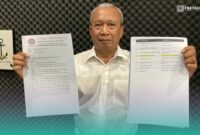 Deputi Investigasi dan Penindakan GCW Jember, Andhy Sungkono, saat menunjukkan surat yang dirinya kirim ke KemenPAN-RB RI (Foto: Sigit/Frensia). 