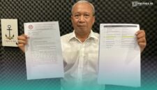 Deputi Investigasi dan Penindakan GCW Jember, Andhy Sungkono, saat menunjukkan surat yang dirinya kirim ke KemenPAN-RB RI (Foto: Sigit/Frensia).