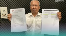 Deputi Investigasi dan Penindakan GCW Jember, Andhy Sungkono, saat menunjukkan surat yang dirinya kirim ke KemenPAN-RB RI (Foto: Sigit/Frensia). 