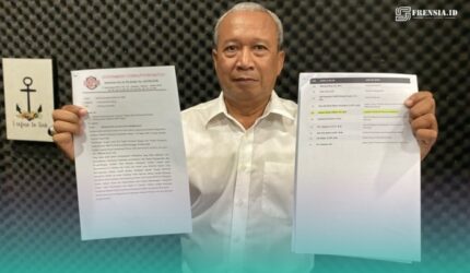 Deputi Investigasi dan Penindakan GCW Jember, Andhy Sungkono, saat menunjukkan surat yang dirinya kirim ke KemenPAN-RB (Foto: Sigit/Frensia).