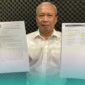 Deputi Investigasi dan Penindakan GCW Jember, Andhy Sungkono, saat menunjukkan surat yang dirinya kirim ke KemenPAN-RB RI (Foto: Sigit/Frensia). 