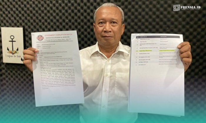 Deputi Investigasi dan Penindakan GCW Jember, Andhy Sungkono, saat menunjukkan surat yang dirinya kirim ke KemenPAN-RB RI (Foto: Sigit/Frensia). 