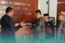 Anggota Lembaga Swadaya Masyarakat (LSM) Kelompok Perjuangan Masyarakat Kepanjen (KPMK), Gerakan Masyarakat Peduli Pesisir (GEMPAR), dan Gabungan Kelompok Tani (GAPOKTAN) Subur Makmur, saat mengirim surat ke UPT PU SDA Kabupaten Lumajang (Foto: Kiriman warga setempat). 