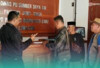 Anggota Lembaga Swadaya Masyarakat (LSM) Kelompok Perjuangan Masyarakat Kepanjen (KPMK), Gerakan Masyarakat Peduli Pesisir (GEMPAR), dan Gabungan Kelompok Tani (GAPOKTAN) Subur Makmur, saat mengirim surat ke UPT PU SDA Kabupaten Lumajang (Foto: Kiriman warga setempat). 