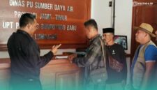 Anggota Lembaga Swadaya Masyarakat (LSM) Kelompok Perjuangan Masyarakat Kepanjen (KPMK), Gerakan Masyarakat Peduli Pesisir (GEMPAR), dan Gabungan Kelompok Tani (GAPOKTAN) Subur Makmur, saat mengirim surat ke UPT PU SDA Kabupaten Lumajang (Foto: Kiriman warga setempat).