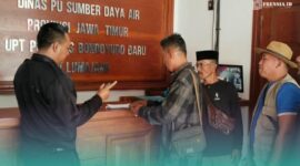 Anggota Lembaga Swadaya Masyarakat (LSM) Kelompok Perjuangan Masyarakat Kepanjen (KPMK), Gerakan Masyarakat Peduli Pesisir (GEMPAR), dan Gabungan Kelompok Tani (GAPOKTAN) Subur Makmur, saat mengirim surat ke UPT PU SDA Kabupaten Lumajang (Foto: Kiriman warga setempat). 