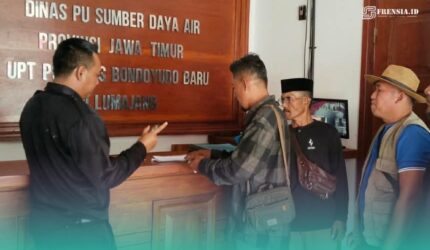 Anggota Lembaga Swadaya Masyarakat (LSM) Kelompok Perjuangan Masyarakat Kepanjen (KPMK), Gerakan Masyarakat Peduli Pesisir (GEMPAR), dan Gabungan Kelompok Tani (GAPOKTAN) Subur Makmur, saat mengirim surat ke UPT PU SDA Kabupaten Lumajang (Foto: Kiriman warga setempat).
