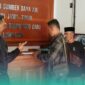 Anggota Lembaga Swadaya Masyarakat (LSM) Kelompok Perjuangan Masyarakat Kepanjen (KPMK), Gerakan Masyarakat Peduli Pesisir (GEMPAR), dan Gabungan Kelompok Tani (GAPOKTAN) Subur Makmur, saat mengirim surat ke UPT PU SDA Kabupaten Lumajang (Foto: Kiriman warga setempat). 