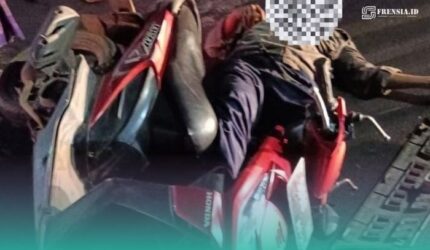 Korban jatuh setelah tertabrak pengemudi pikap di jalan umum jurusan Jember-Banyuwangi, Desa Wirolegi, Kecamatan Sumbersari, Jember (Foto: Satlantas Polres Jember).