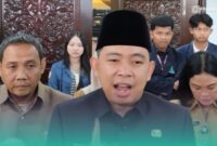 Bupati Jember, Muhammad Fawait (tengah), setelah menghadiri Rapat Paripurna ke 2 dalam acara Pandangan Umum Fraksi terhadap Perubahan APBD Tahun Anggaran 2026, di DPRD Jember, pada Jum'at (4/9/2026). (Foto: Fadli/Frensia). 