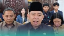 Bupati Jember, Muhammad Fawait (tengah), setelah menghadiri Rapat Paripurna ke 2 dalam acara Pandangan Umum Fraksi terhadap Perubahan APBD Tahun Anggaran 2026, di DPRD Jember, pada Jum'at (4/9/2026). (Foto: Fadli/Frensia). 