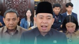 Bupati Jember, Muhammad Fawait (tengah), setelah menghadiri Rapat Paripurna ke 2 dalam acara Pandangan Umum Fraksi terhadap Perubahan APBD Tahun Anggaran 2026, di DPRD Jember, pada Jum'at (4/9/2026). (Foto: Fadli/Frensia). 