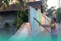 Pihak kepolisian Polsek Wuluhan, saat mendatangi lokasi kejadian robohnya tembok pesantren  (Foto: Istimewa). 