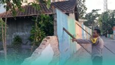 Pihak kepolisian Polsek Wuluhan, saat mendatangi lokasi kejadian robohnya tembok pesantren  (Foto: Istimewa). 