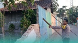 Pihak kepolisian Polsek Wuluhan, saat mendatangi lokasi kejadian robohnya tembok pesantren  (Foto: Istimewa). 