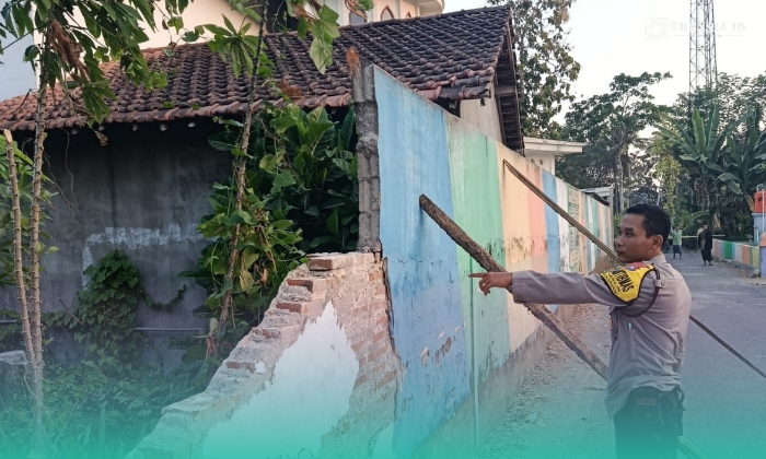Pihak kepolisian Polsek Wuluhan, saat mendatangi lokasi kejadian robohnya tembok pesantren  (Foto: Istimewa). 