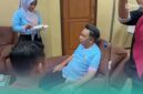 Bupati Jember, Muhammad Fawait, saat sedang diinfus dengan dibersamai sang istri, Gyta Eka Puspita. (Foto: Istimewa). 