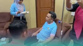 Bupati Jember, Muhammad Fawait, saat sedang diinfus dengan dibersamai sang istri, Gyta Eka Puspita. (Foto: Istimewa). 